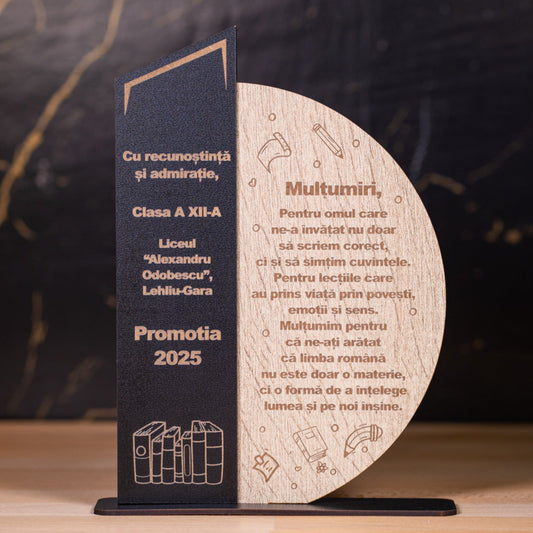 Cadou pentru profesoară de limba română – trofeu personalizat cu mesaj literar.