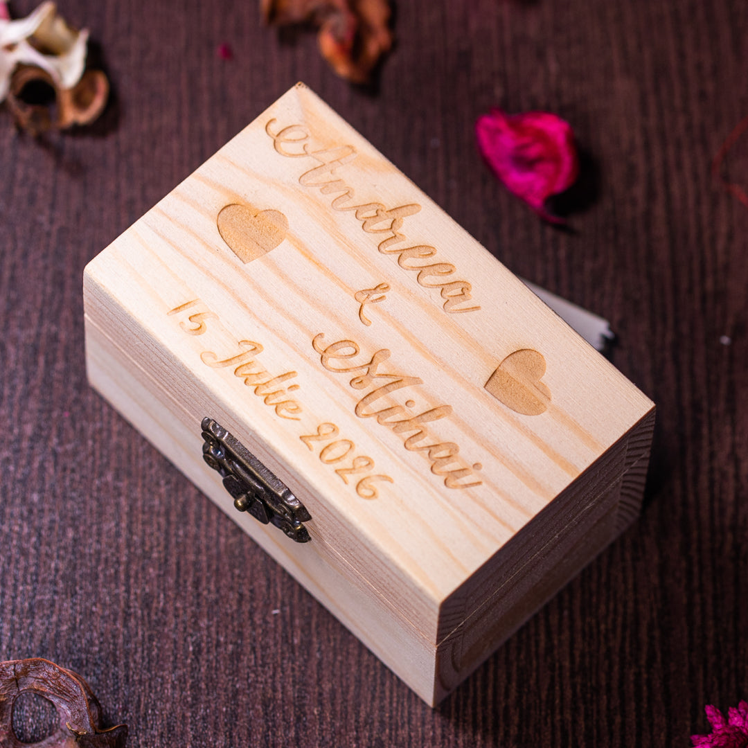 Cutie de verighete handmade pentru nuntă – model gravat cu inimioare, nume și dată