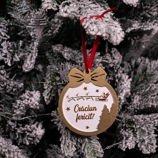 Globuleț din lemn cu mesaj „Crăciun Fericit”, ornament de Crăciun agățat în brad.