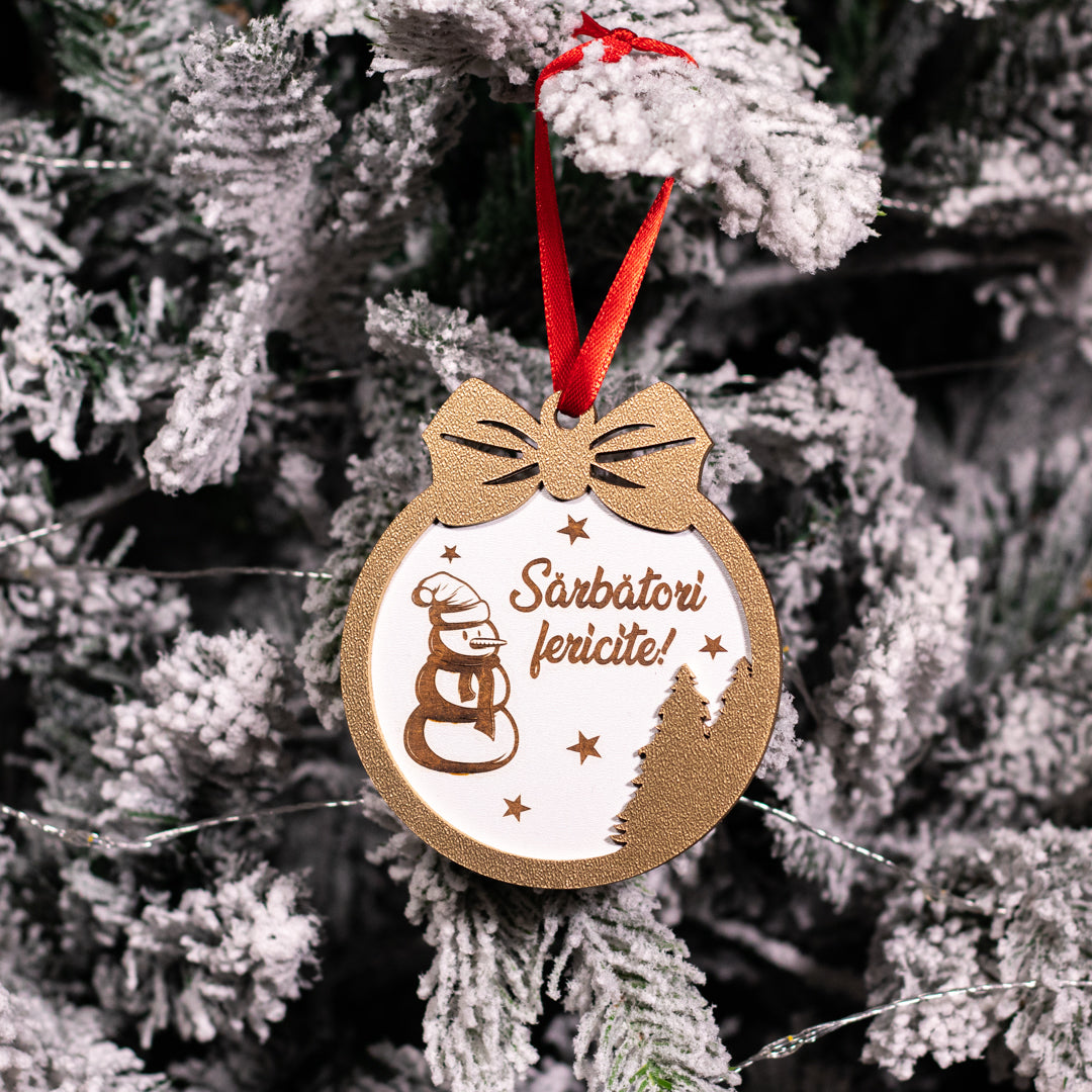 Ornament rotund din lemn cu gravură „Sărbători Fericite” și panglică roșie, decor de Crăciun natural și elegant.
