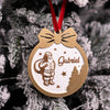 Globuleț din lemn personalizat cu nume, ornament de Crăciun agățat în brad.