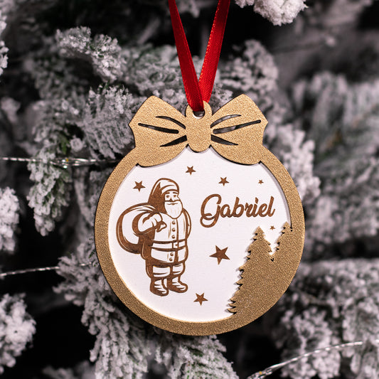 Globuleț din lemn personalizat cu nume, ornament de Crăciun agățat în brad.