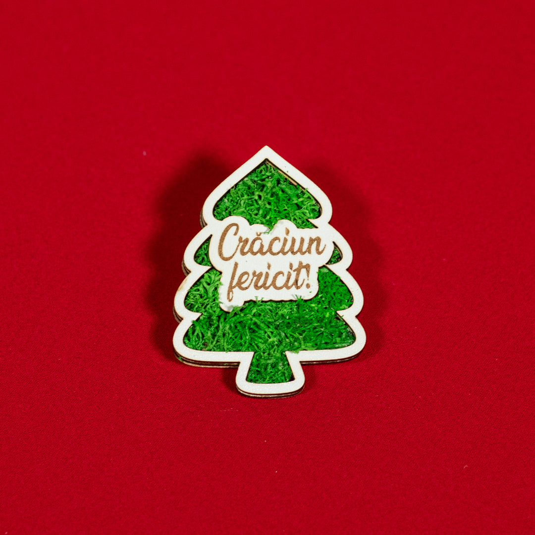 Brad din lemn cu licheni naturali și text gravat, magnet festiv pentru decor de Crăciun.