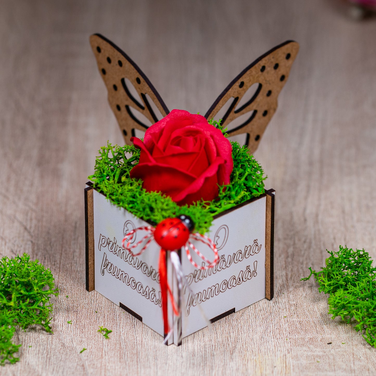 Martisor cu trandafir si licheni - Model Fluture "O primavara frumoasa"