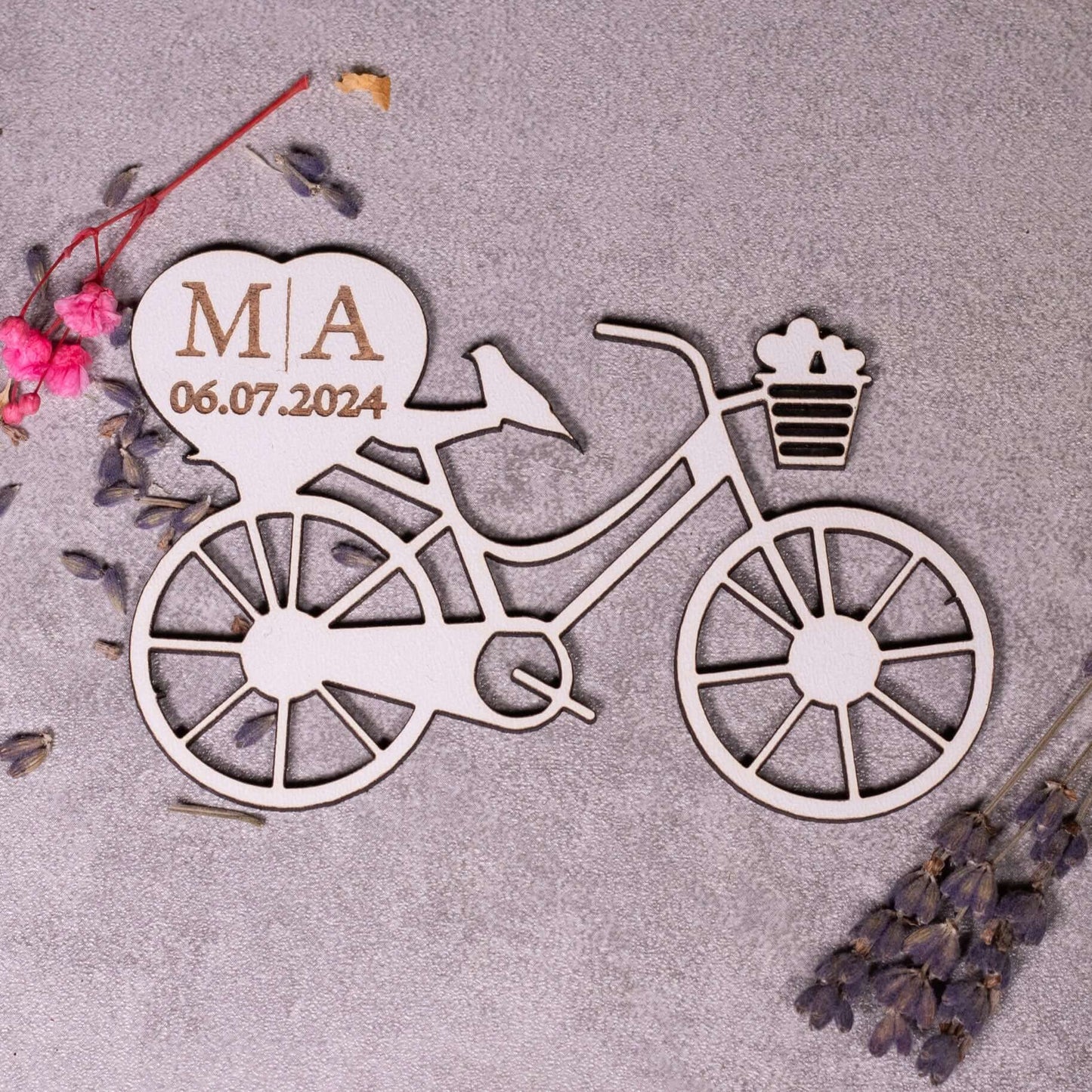 Marturie de nunta personalizata cu numele si data evenimetului - Bicicleta, 10x6cm, MDF alb