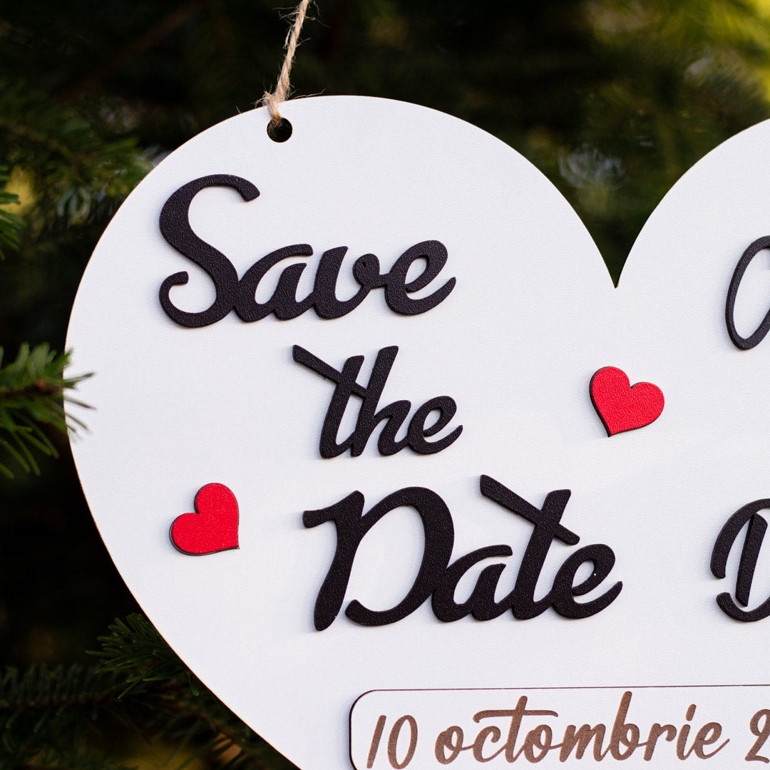 Placuta Save the date personalizata cu numele si data evenimetului in forma de inima, 32x27 cm, MDF, ES011