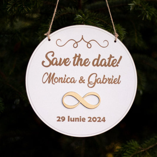 Placuta Save the date personalizata cu numele si data evenimetului, 21x21 cm, MDF alb, ES008