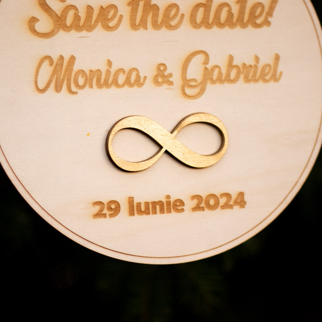 Placuta Save the date personalizata cu numele si data evenimetului, 21x21 cm, Lemn, ES001