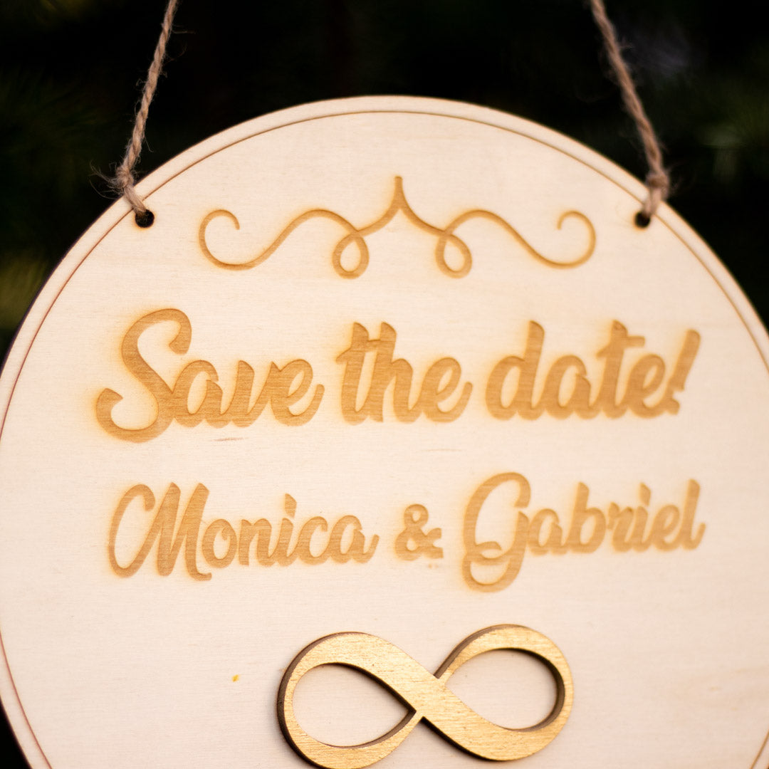 Placuta Save the date personalizata cu numele si data evenimetului, 21x21 cm, Lemn, ES001