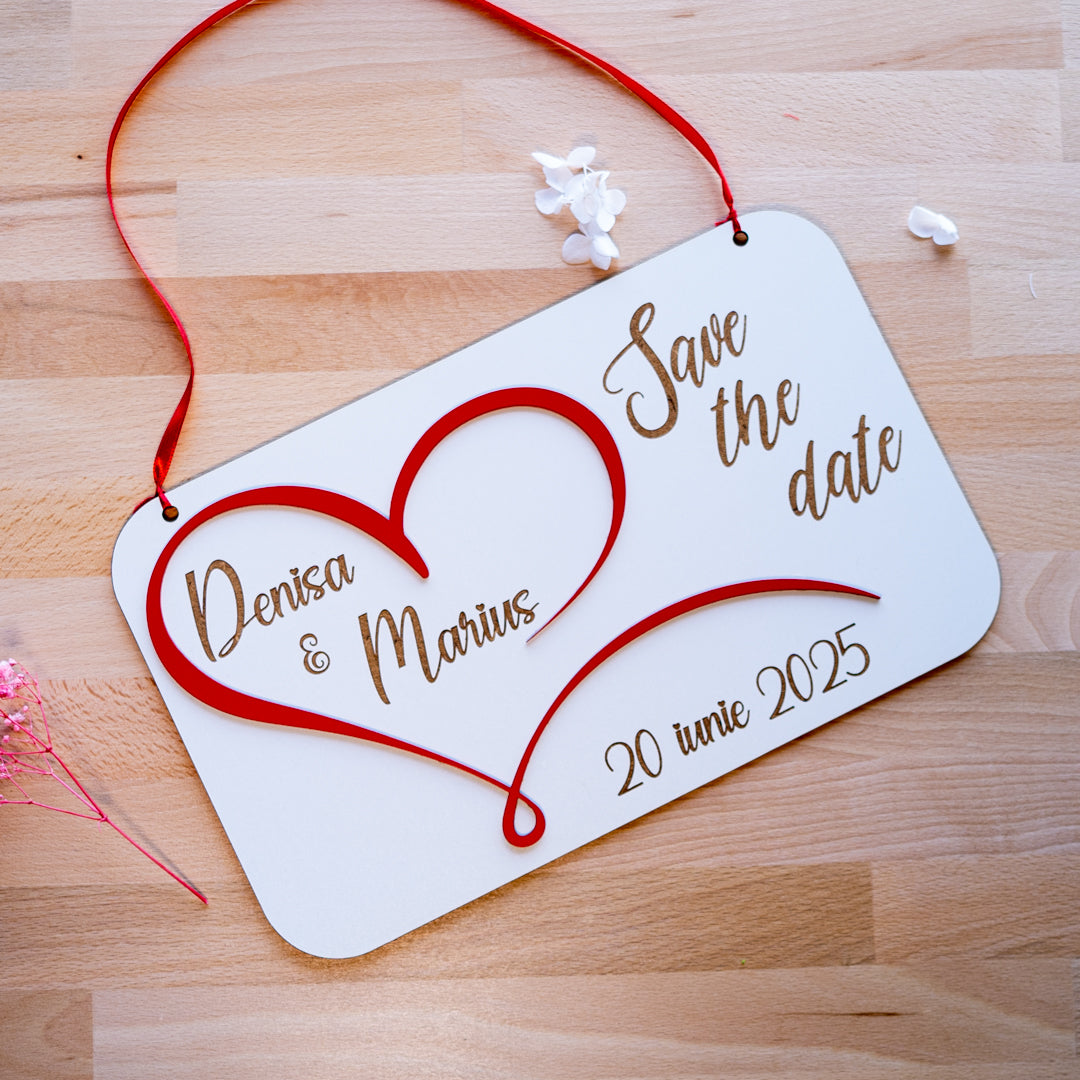 Placă Save the Date din lemn cu design rafinat
