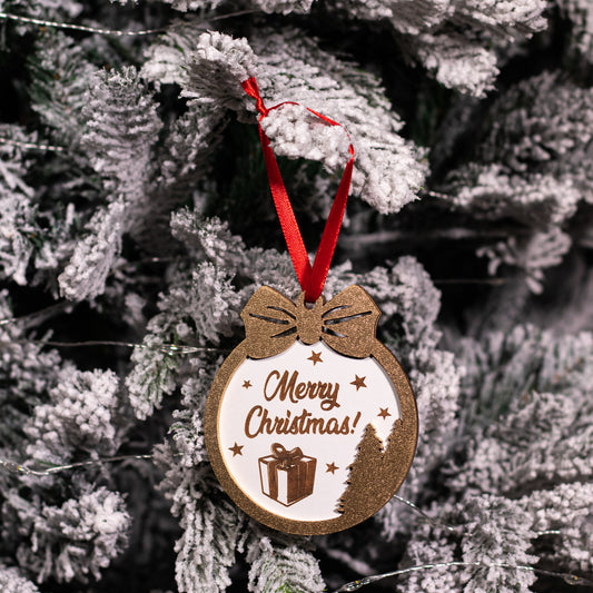 Globuleț din lemn „Merry Christmas” cu gravură și panglică roșie – ornament elegant pentru brad