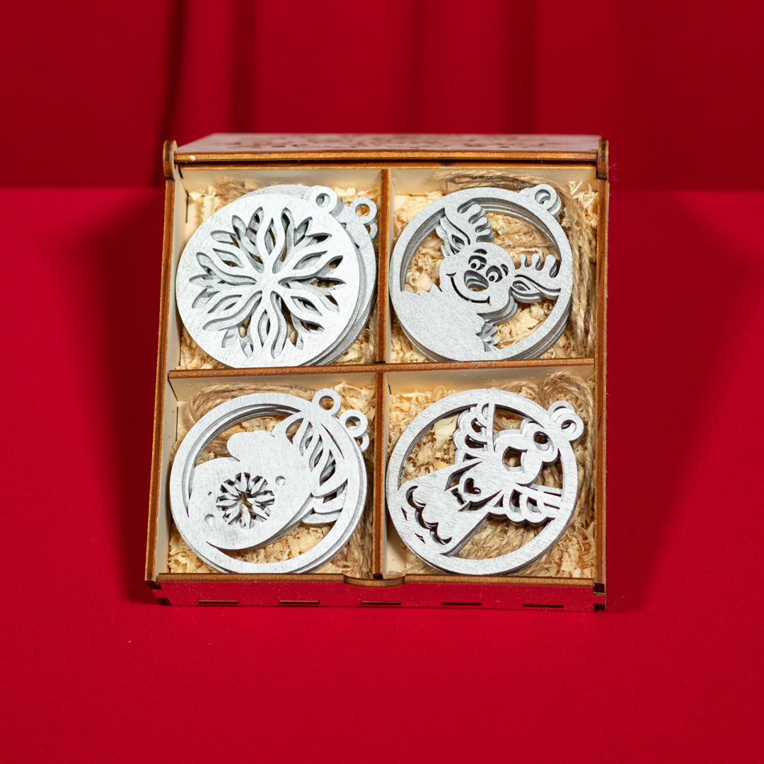 Set 16 globulețe din lemn pentru Crăciun – ornamente în cutie de lemn „Merry Christmas” - Model 1 argintiu