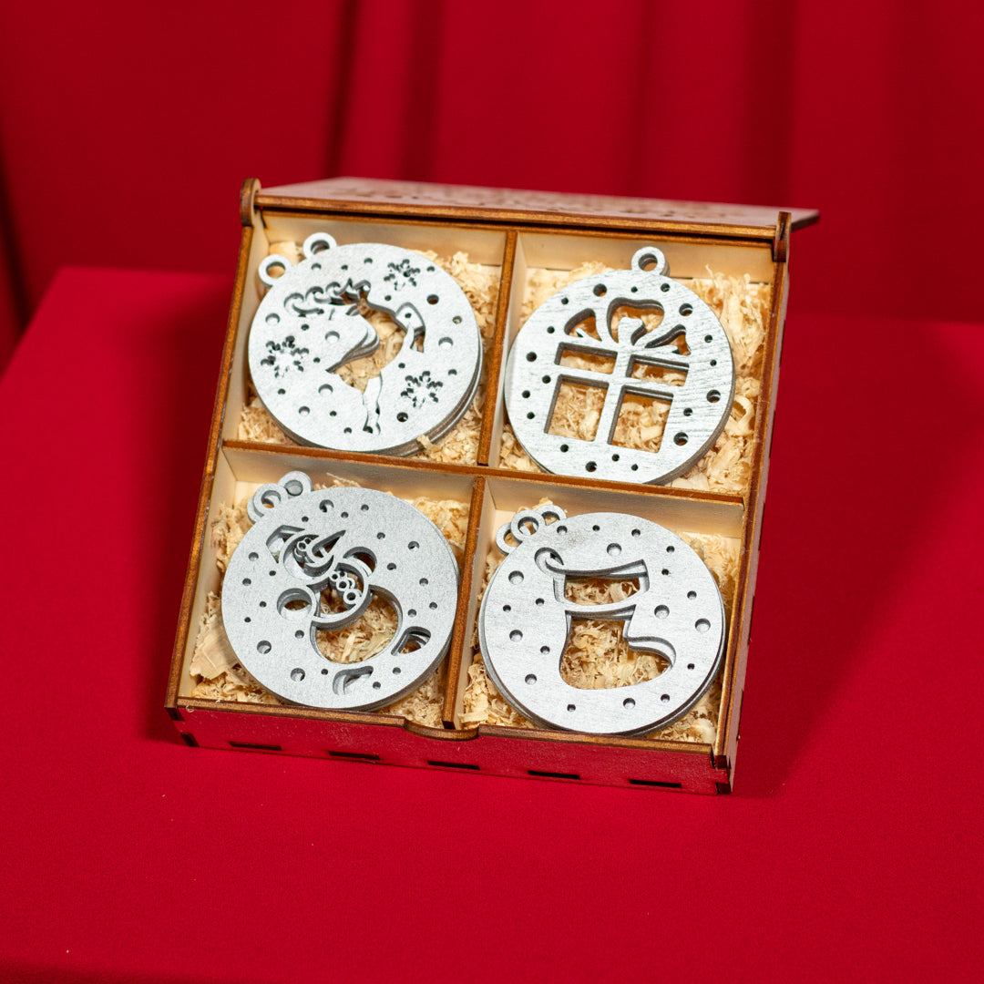 Set 16 globulețe din lemn pentru Crăciun – ornamente în cutie de lemn „Merry Christmas” - Model 2 argintiu