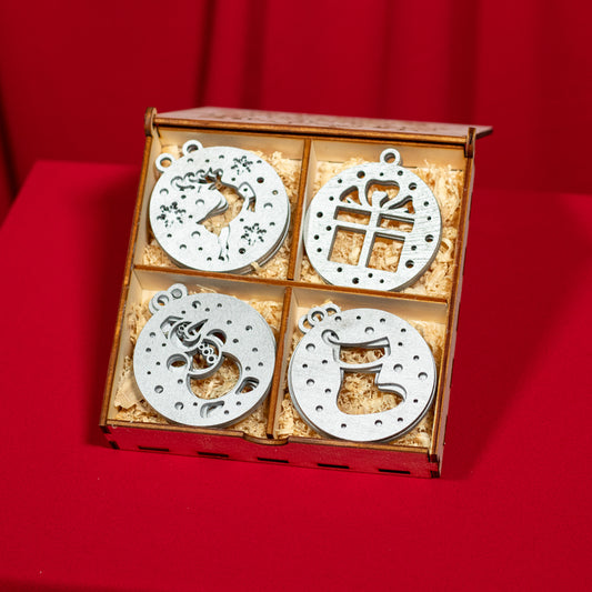 Set 16 globulețe din lemn pentru Crăciun – ornamente în cutie de lemn „Merry Christmas” - Model 2 argintiu