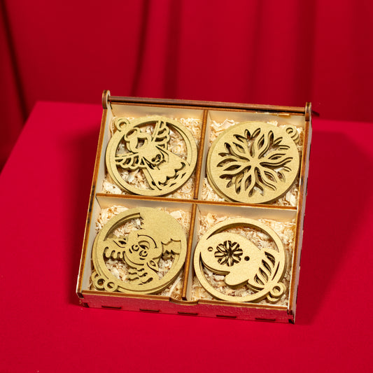 Ornamente din lemn pentru brad, așezate într-o cutie decorativă de Crăciun