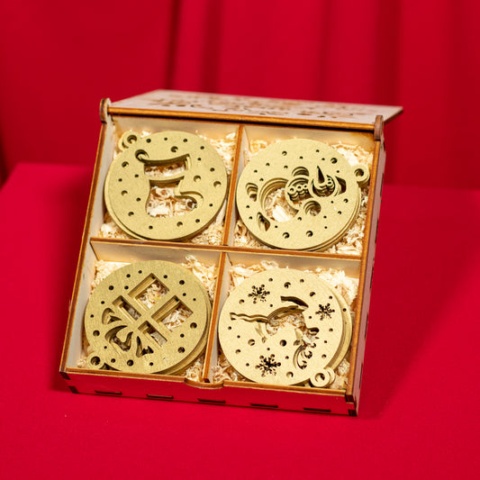 Set 16 globulețe din lemn pentru Crăciun – ornamente în cutie de lemn „Merry Christmas” - Model 1 auriu