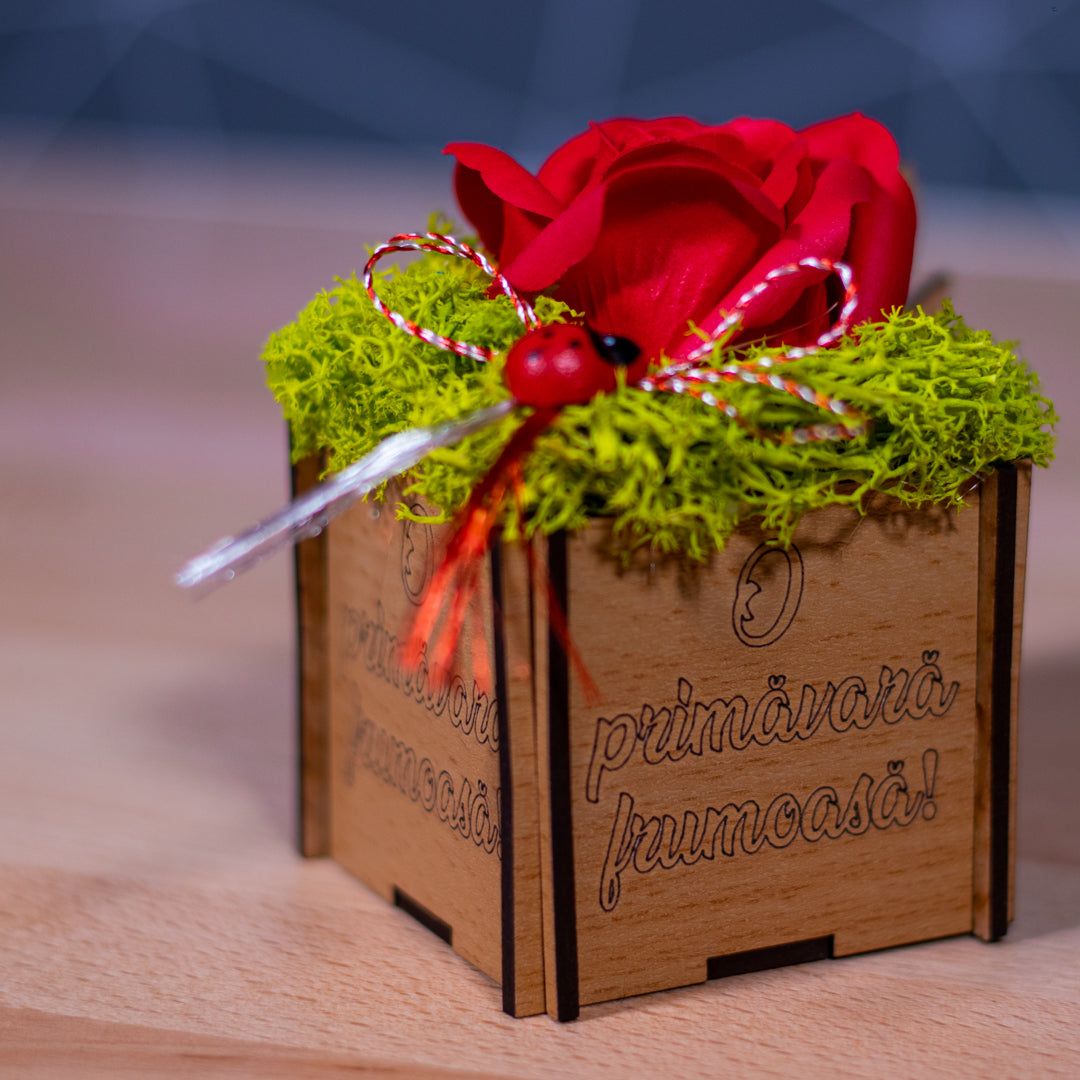 Martisor Cu Trandafir Si Licheni - Model Lalea O Primavara Frumoasa, Lemn