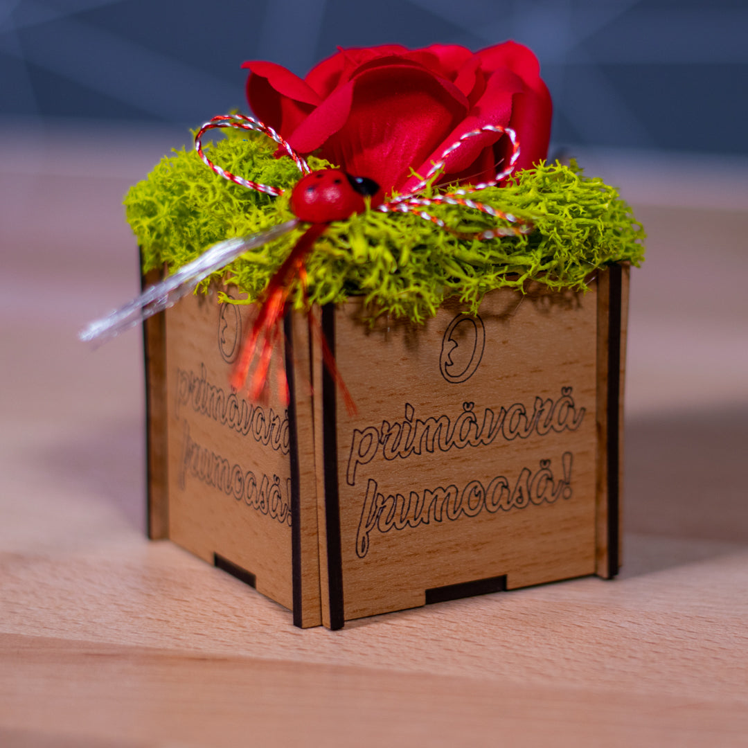 Martisor Cu Trandafir Si Licheni - Model Lalea O Primavara Frumoasa, Lemn