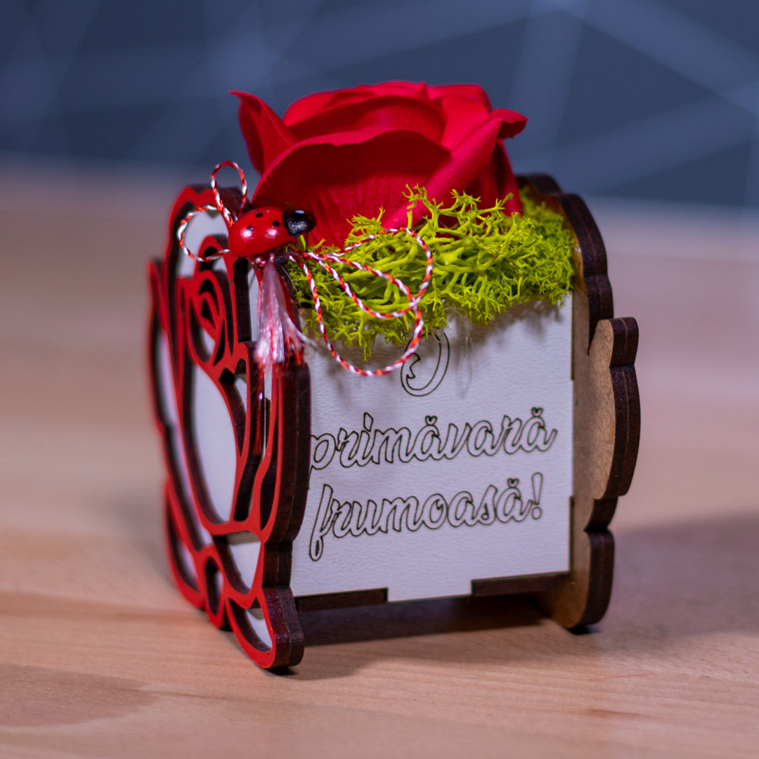 Martisor Cu Trandafir Si Licheni - Model Trandafir