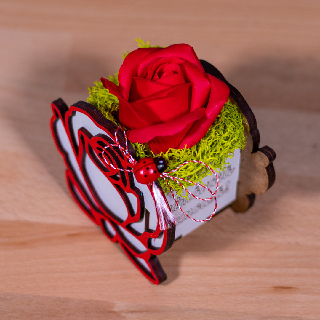 Martisor Cu Trandafir Si Licheni - Model Trandafir