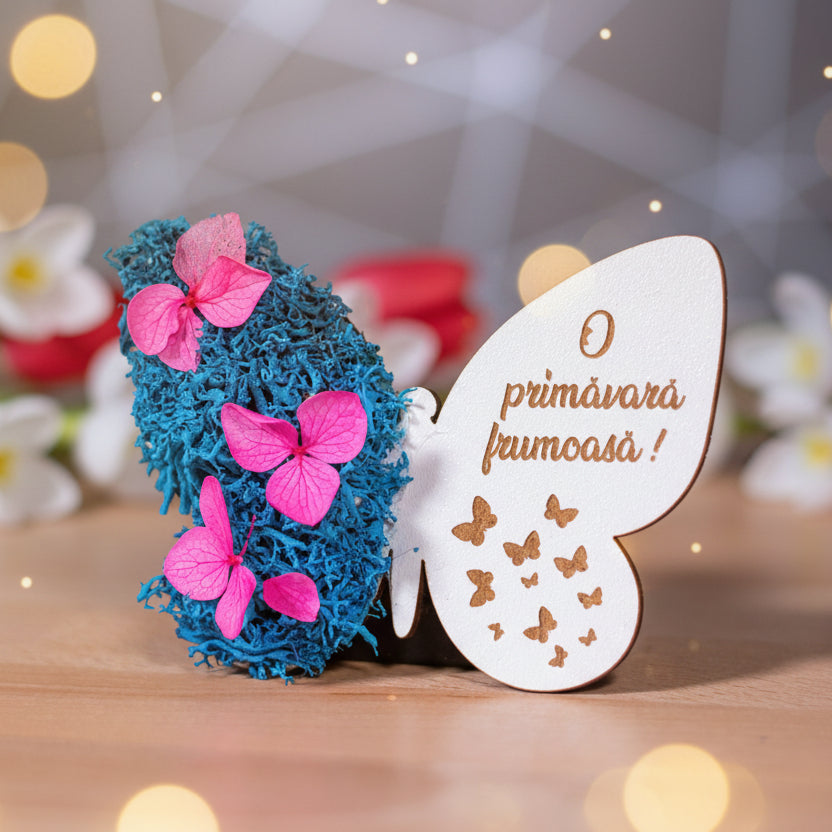 Martisor magnet cu licheni si hortensii model - fluture albastru