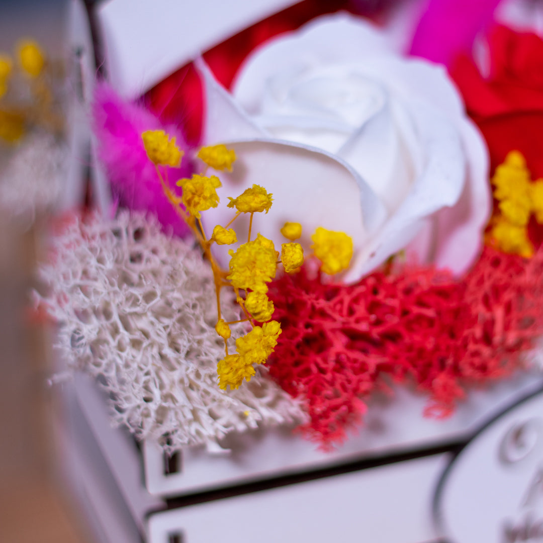 Martisor Cu Trandafir Si Licheni - Model Ladita