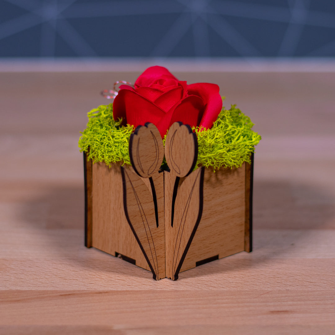 Martisor Cu Trandafir Si Licheni - Model Lalea O Primavara Frumoasa, Lemn