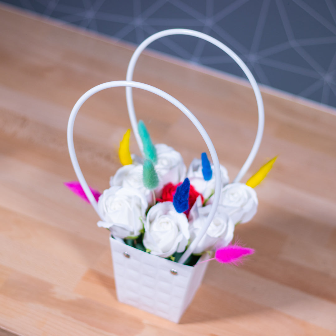 Coșulet cu trandafiri albi din săpun