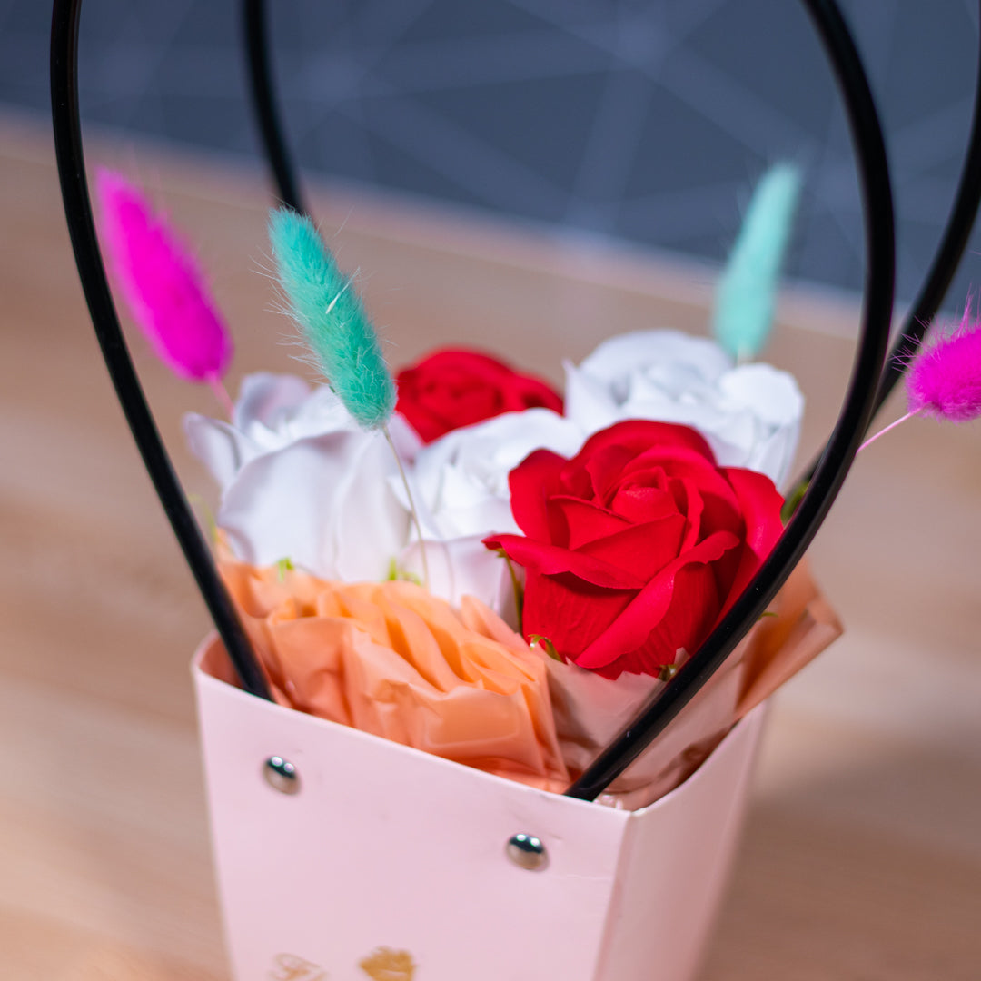 Cosulet cu trandafiri din sapun - Martisor