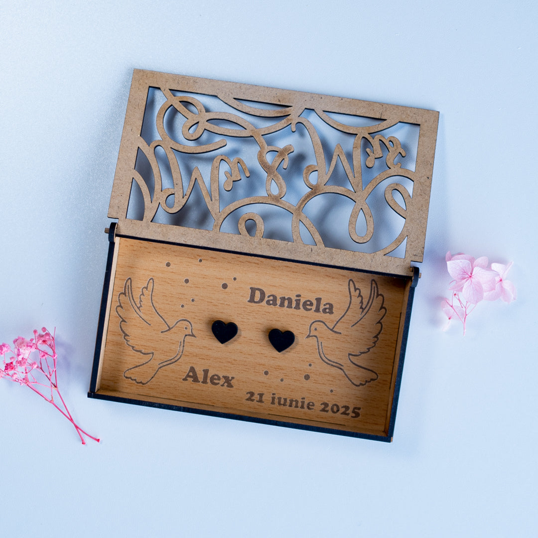 Cutie de verighete personalizată din lemn – model dreptunghiular Mr & Mrs, 14x8 cm