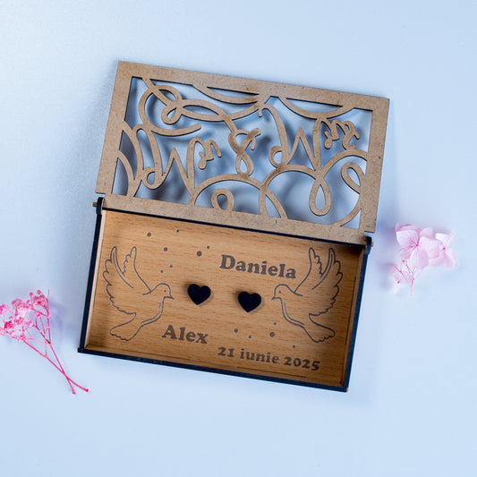 Cutie de verighete personalizată din lemn – model dreptunghiular Mr & Mrs, 14x8 cm