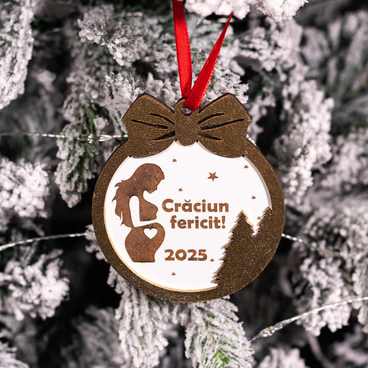 Globuleț de Crăciun din lemn cu siluetă de gravidă și mesaj „Crăciun Fericit 2025”, ornament festiv pentru brad.
