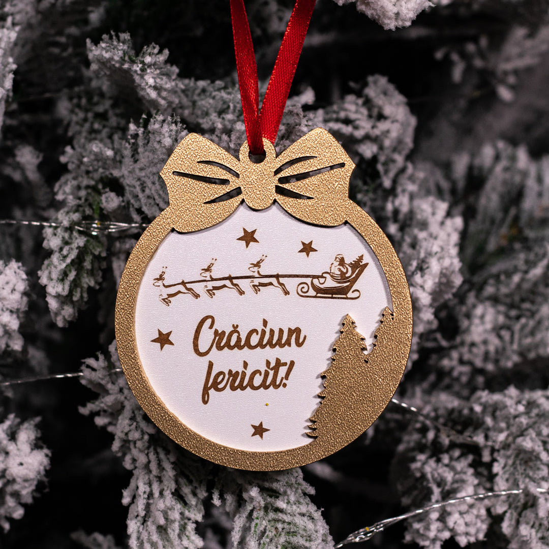 Ornament rotund din lemn gravat cu text „Crăciun Fericit” și panglică roșie, decor festiv pentru brad.