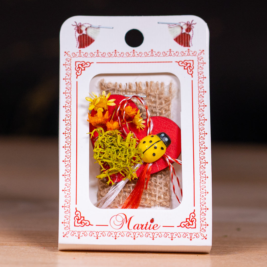 Martisor din lemn handmade - Model inima cu licheni si buburuza