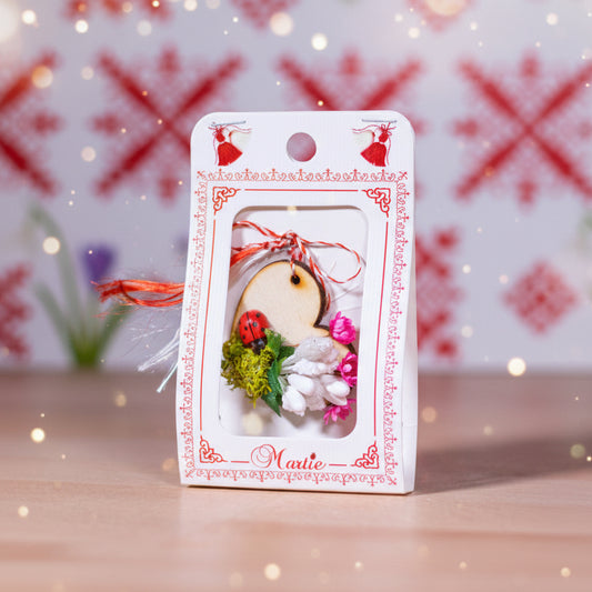 Martisor rustic din lemn cu flori uscate