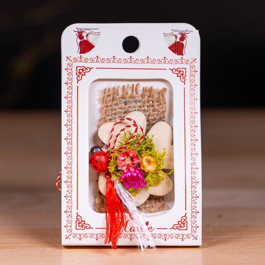 Martisor din lemn handmade - Model Trifoi cu licheni si buburuza