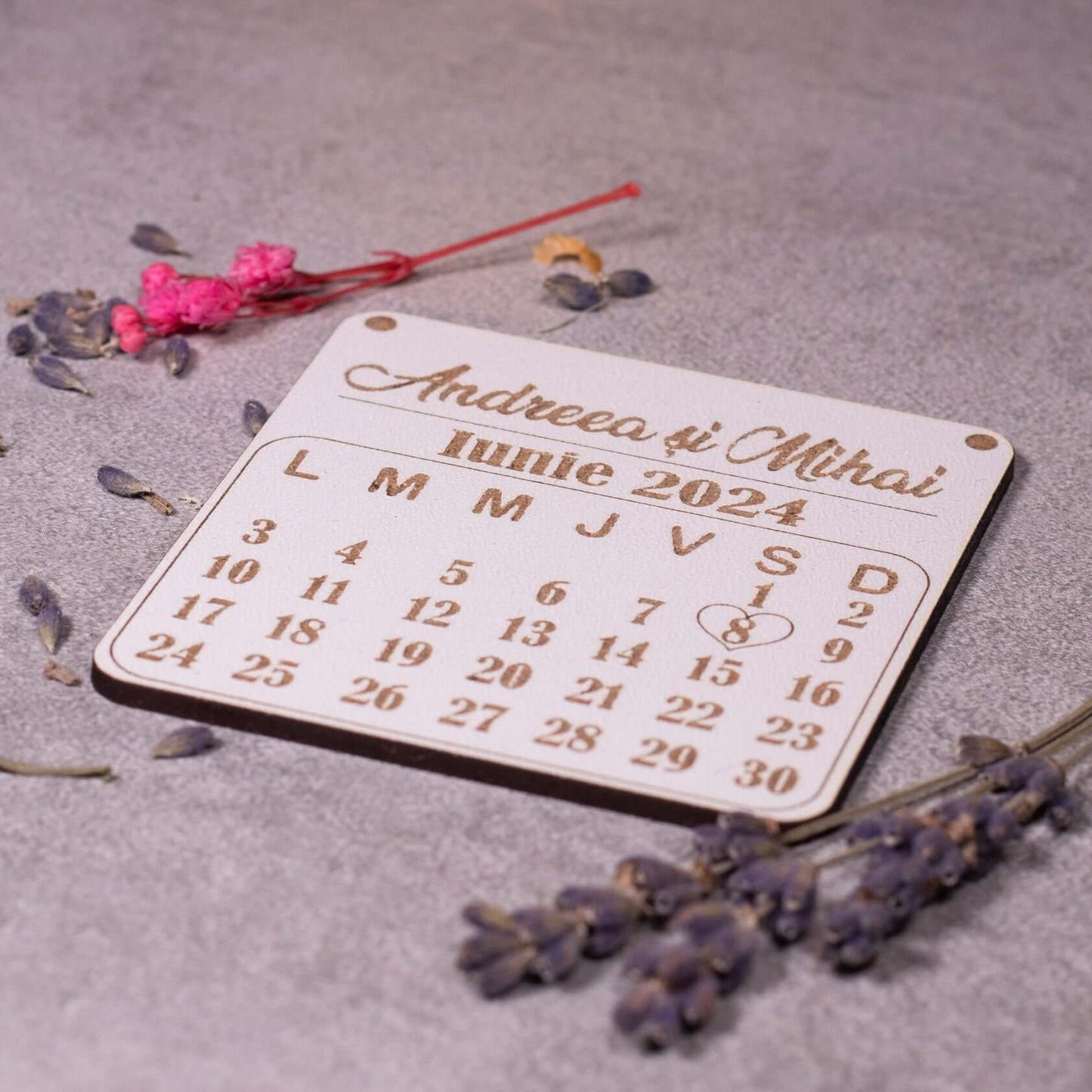 Marturie de nunta personalizata cu numele si data evenimetului - Model Calendar, 8x8cm, MDF alb