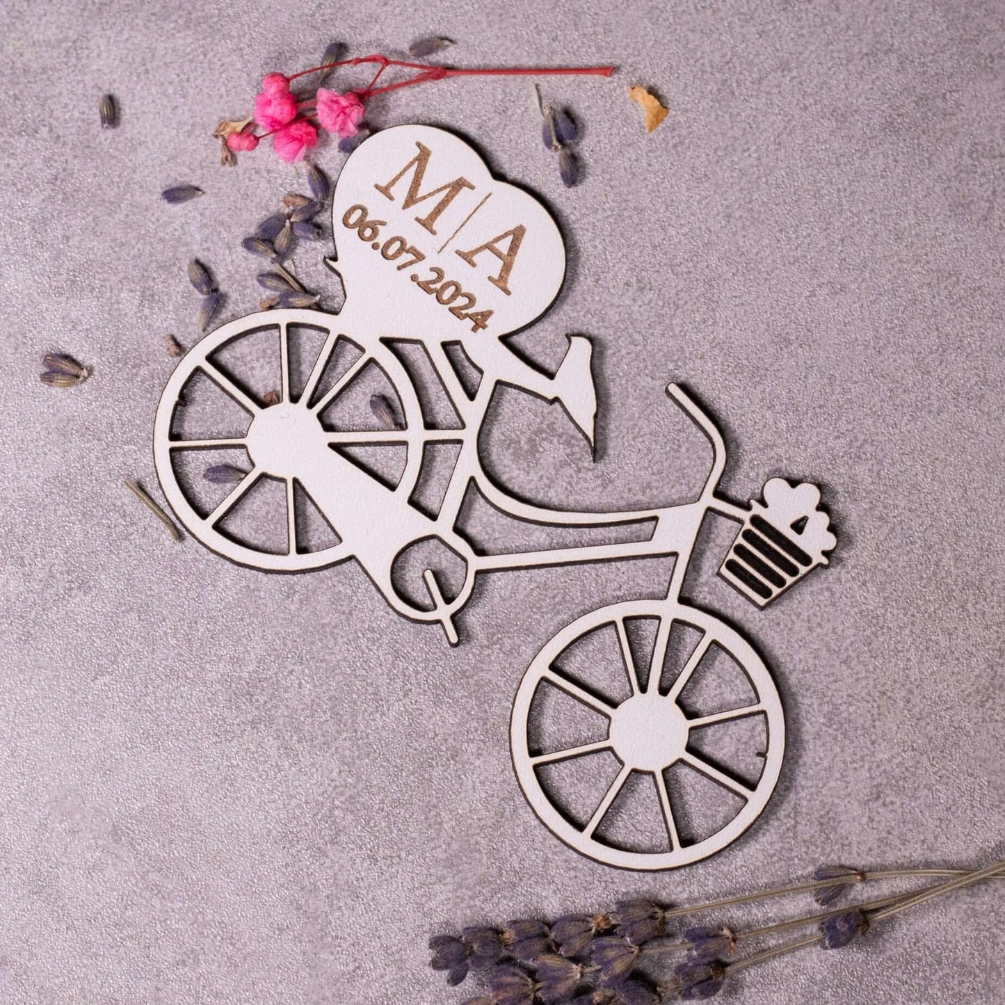 Marturie de nunta personalizata cu numele si data evenimetului - Bicicleta, 10x6cm, MDF alb