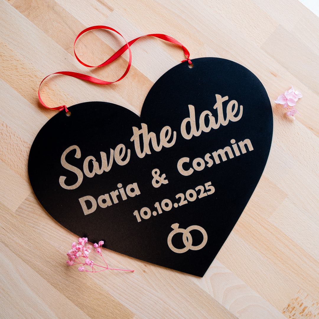 Plăcuță Save the Date în formă de inimă neagră, personalizată
