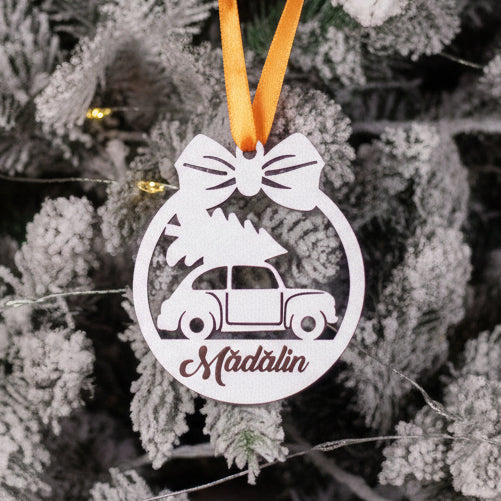 Globuleț din lemn - „Cu brad pe mașină și nume personalizat”