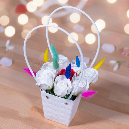 Coșulet cu trandafiri albi din săpun